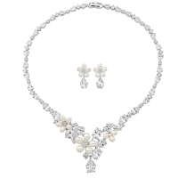 CUBIC ZIRCONIA COLLECTION - EXQUISITE DAISY PEARL NECKLACE SET - CZNK240 SILVER 